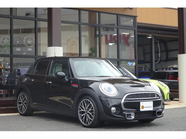 ＭＩＮＩ クーパーＳ　ミッドナイトブラック　ユーザー買取　ＪＣＷ１８インチホイール　バックカメラ　スマートキー　社外シートヒーター　キーレス　クルーズコントロール　純正ナビ　社外バックカメラ　地デジチューナー（4枚目）