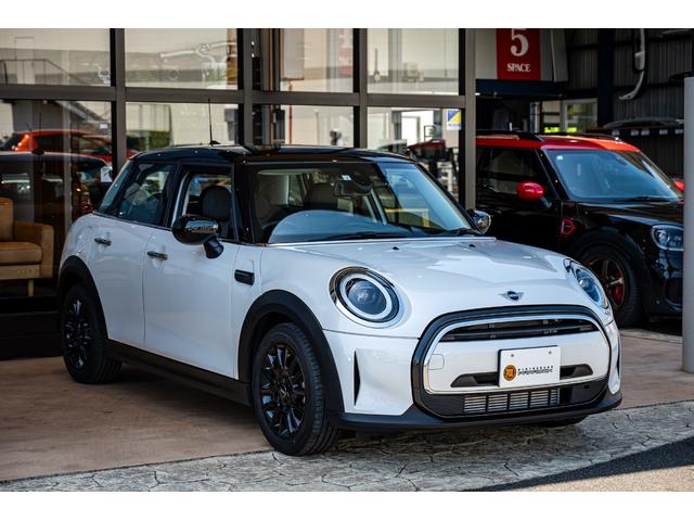 ＭＩＮＩ クーパーＤプレミアムプラスパッケージクラシックトリム　ナノクホワイト　全国対応６ヶ月保証付き　クリーンディーゼル　ＡｐｐｌｅＣａｒＰｌａｙ　ワイヤレス充電器　前後２カメラドラレコ　バックカメラ　パーキングセンサー　ハーフレザーシート　シートヒータ　禁煙車（4枚目）