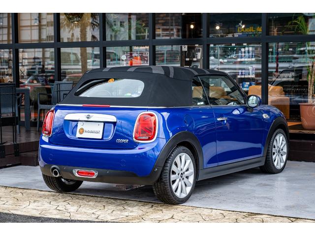 ＭＩＮＩ クーパー　コンバーチブル　全国対応６ヶ月保証付き　スターライトブルー　純正ナビ　ヒートシーター　レザーシート　タッチパネル　バックカメラ　パーキングセンサー　ＭＩＮＩＹｏｕｒｓ　ソフトトップ　コンフォートアクセス（6枚目）