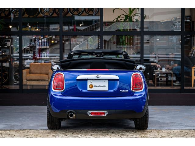 ＭＩＮＩ クーパー　コンバーチブル　全国対応６ヶ月保証付き　スターライトブルー　純正ナビ　ヒートシーター　レザーシート　タッチパネル　バックカメラ　パーキングセンサー　ＭＩＮＩＹｏｕｒｓ　ソフトトップ　コンフォートアクセス（8枚目）