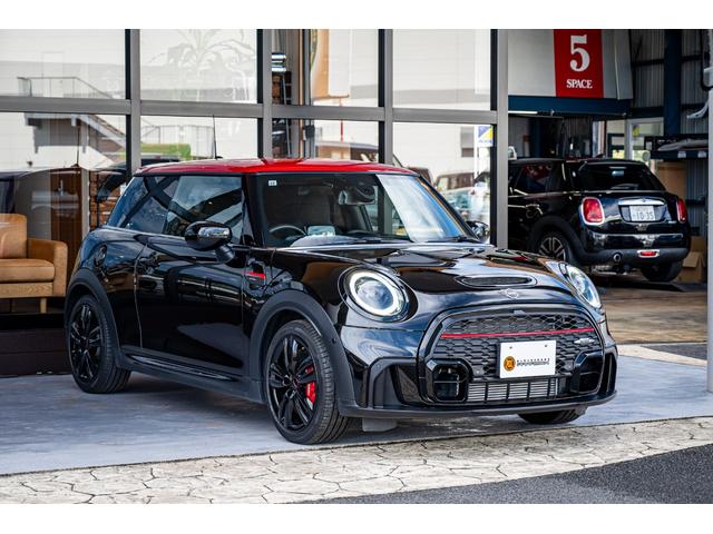 ＭＩＮＩ ジョンクーパーワークス　エッセンシャル・トリム　ジョンクーパーワークス　ミッドナイトブラック　全国対応６ヶ月保証　タッチディスプレイ　純正ナビ　純正Ｂカメラ　ヘッドアップディスプレイ　ドライビングモード　低ダストパッド　インテリジェントセーフティー（2枚目）