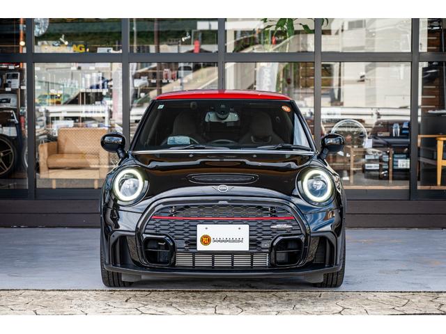 ＭＩＮＩ ジョンクーパーワークス　エッセンシャル・トリム　ジョンクーパーワークス　ミッドナイトブラック　全国対応６ヶ月保証　タッチディスプレイ　純正ナビ　純正Ｂカメラ　ヘッドアップディスプレイ　ドライビングモード　低ダストパッド　インテリジェントセーフティー（3枚目）