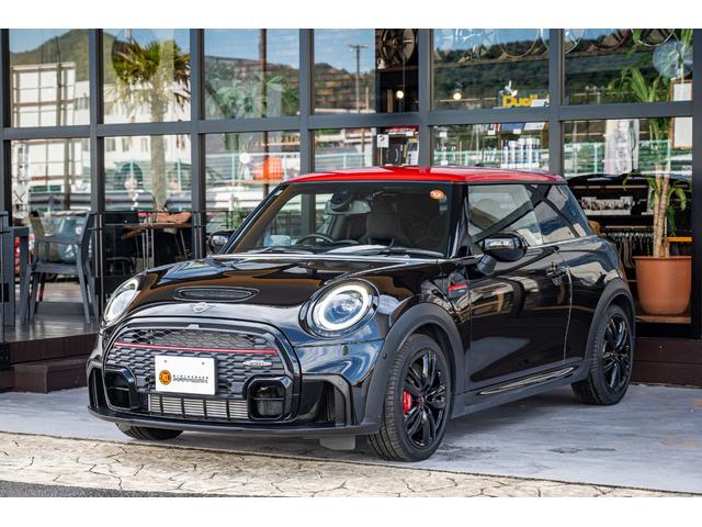 ＭＩＮＩ ジョンクーパーワークス　エッセンシャル・トリム　ジョンクーパーワークス　ミッドナイトブラック　全国対応６ヶ月保証　タッチディスプレイ　純正ナビ　純正Ｂカメラ　ヘッドアップディスプレイ　ドライビングモード　低ダストパッド　インテリジェントセーフティー（4枚目）