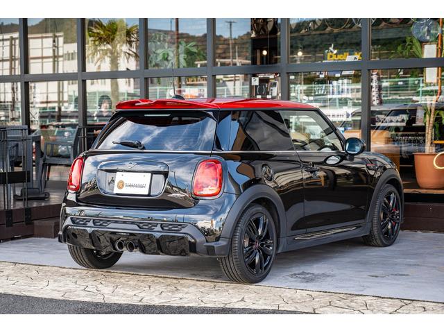 ＭＩＮＩ ジョンクーパーワークス　エッセンシャル・トリム　ジョンクーパーワークス　ミッドナイトブラック　全国対応６ヶ月保証　タッチディスプレイ　純正ナビ　純正Ｂカメラ　ヘッドアップディスプレイ　ドライビングモード　低ダストパッド　インテリジェントセーフティー（5枚目）