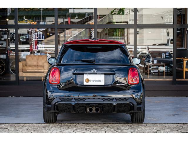 ＭＩＮＩ ジョンクーパーワークス　エッセンシャル・トリム　ジョンクーパーワークス　ミッドナイトブラック　全国対応６ヶ月保証　タッチディスプレイ　純正ナビ　純正Ｂカメラ　ヘッドアップディスプレイ　ドライビングモード　低ダストパッド　インテリジェントセーフティー（6枚目）