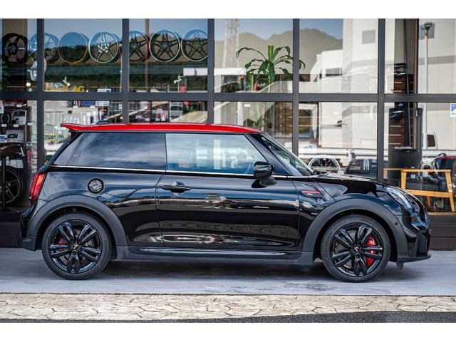 ＭＩＮＩ ジョンクーパーワークス　エッセンシャル・トリム　ジョンクーパーワークス　ミッドナイトブラック　全国対応６ヶ月保証　タッチディスプレイ　純正ナビ　純正Ｂカメラ　ヘッドアップディスプレイ　ドライビングモード　低ダストパッド　インテリジェントセーフティー（8枚目）