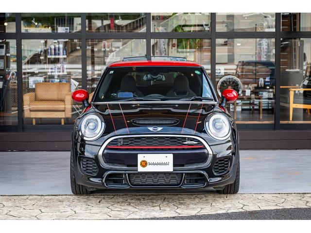 ＭＩＮＩ ジョンクーパーワークス　ジョンクーパーワークス　ミッドナイトブラック　全国対応６ヶ月保証　タッチディスプレイ　アムゼックスステアリング　純正ナビ　ドライビングモード　スマホチャージャー　ハーマンカードン　オリジナルホイール（3枚目）