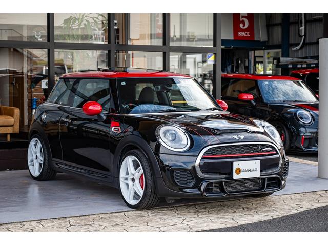 ＭＩＮＩ ジョンクーパーワークス　ジョンクーパーワークス　ミッドナイトブラック　全国対応６ヶ月保証　タッチディスプレイ　アムゼックスステアリング　純正ナビ　ドライビングモード　スマホチャージャー　ハーマンカードン　オリジナルホイール（4枚目）