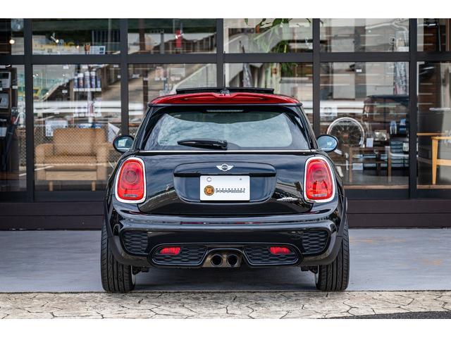 ＭＩＮＩ ジョンクーパーワークス　ジョンクーパーワークス　ミッドナイトブラック　全国対応６ヶ月保証　タッチディスプレイ　アムゼックスステアリング　純正ナビ　ドライビングモード　スマホチャージャー　ハーマンカードン　オリジナルホイール（6枚目）
