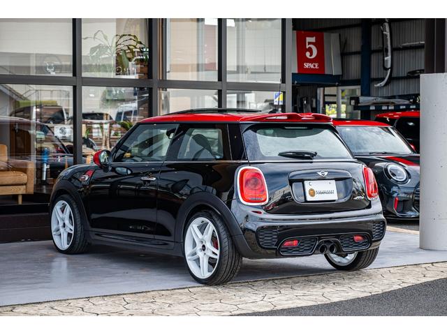 ＭＩＮＩ ジョンクーパーワークス　ジョンクーパーワークス　ミッドナイトブラック　全国対応６ヶ月保証　タッチディスプレイ　アムゼックスステアリング　純正ナビ　ドライビングモード　スマホチャージャー　ハーマンカードン　オリジナルホイール（7枚目）