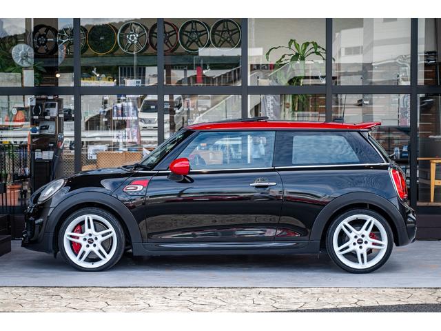 ＭＩＮＩ ジョンクーパーワークス　ジョンクーパーワークス　ミッドナイトブラック　全国対応６ヶ月保証　タッチディスプレイ　アムゼックスステアリング　純正ナビ　ドライビングモード　スマホチャージャー　ハーマンカードン　オリジナルホイール（9枚目）