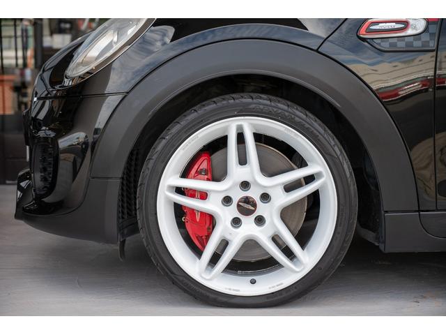 ＭＩＮＩ ジョンクーパーワークス　ジョンクーパーワークス　ミッドナイトブラック　全国対応６ヶ月保証　タッチディスプレイ　アムゼックスステアリング　純正ナビ　ドライビングモード　スマホチャージャー　ハーマンカードン　オリジナルホイール（11枚目）