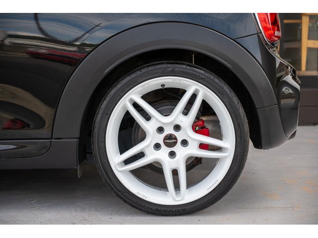 ＭＩＮＩ ジョンクーパーワークス　ジョンクーパーワークス　ミッドナイトブラック　全国対応６ヶ月保証　タッチディスプレイ　アムゼックスステアリング　純正ナビ　ドライビングモード　スマホチャージャー　ハーマンカードン　オリジナルホイール（12枚目）