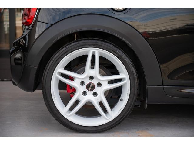 ＭＩＮＩ ジョンクーパーワークス　ジョンクーパーワークス　ミッドナイトブラック　全国対応６ヶ月保証　タッチディスプレイ　アムゼックスステアリング　純正ナビ　ドライビングモード　スマホチャージャー　ハーマンカードン　オリジナルホイール（13枚目）