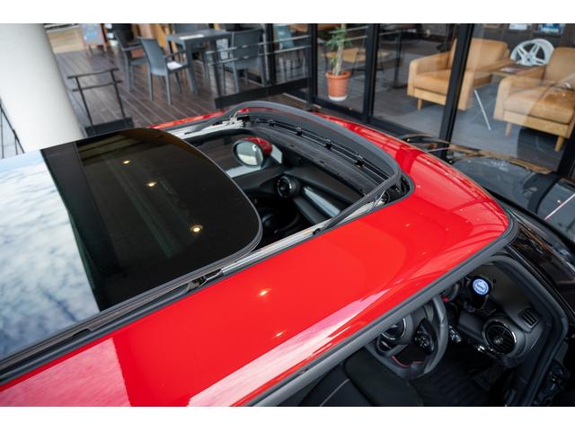 ＭＩＮＩ ジョンクーパーワークス　ジョンクーパーワークス　ミッドナイトブラック　全国対応６ヶ月保証　タッチディスプレイ　アムゼックスステアリング　純正ナビ　ドライビングモード　スマホチャージャー　ハーマンカードン　オリジナルホイール（28枚目）