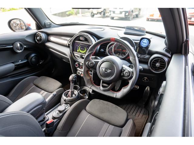 ＭＩＮＩ ジョンクーパーワークス　ジョンクーパーワークス　ミッドナイトブラック　全国対応６ヶ月保証　タッチディスプレイ　アムゼックスステアリング　純正ナビ　ドライビングモード　スマホチャージャー　ハーマンカードン　オリジナルホイール（31枚目）