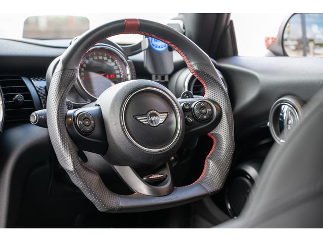ＭＩＮＩ ジョンクーパーワークス　ジョンクーパーワークス　ミッドナイトブラック　全国対応６ヶ月保証　タッチディスプレイ　アムゼックスステアリング　純正ナビ　ドライビングモード　スマホチャージャー　ハーマンカードン　オリジナルホイール（34枚目）