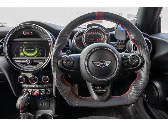 ＭＩＮＩ ジョンクーパーワークス　ジョンクーパーワークス　ミッドナイトブラック　全国対応６ヶ月保証　タッチディスプレイ　アムゼックスステアリング　純正ナビ　ドライビングモード　スマホチャージャー　ハーマンカードン　オリジナルホイール（35枚目）