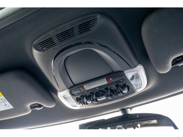 ＭＩＮＩ ジョンクーパーワークス　ジョンクーパーワークス　ミッドナイトブラック　全国対応６ヶ月保証　タッチディスプレイ　アムゼックスステアリング　純正ナビ　ドライビングモード　スマホチャージャー　ハーマンカードン　オリジナルホイール（38枚目）