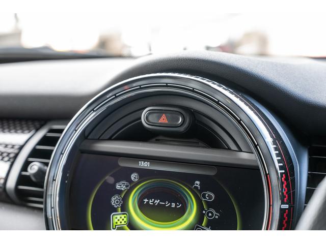 ＭＩＮＩ ジョンクーパーワークス　ジョンクーパーワークス　ミッドナイトブラック　全国対応６ヶ月保証　タッチディスプレイ　アムゼックスステアリング　純正ナビ　ドライビングモード　スマホチャージャー　ハーマンカードン　オリジナルホイール（44枚目）