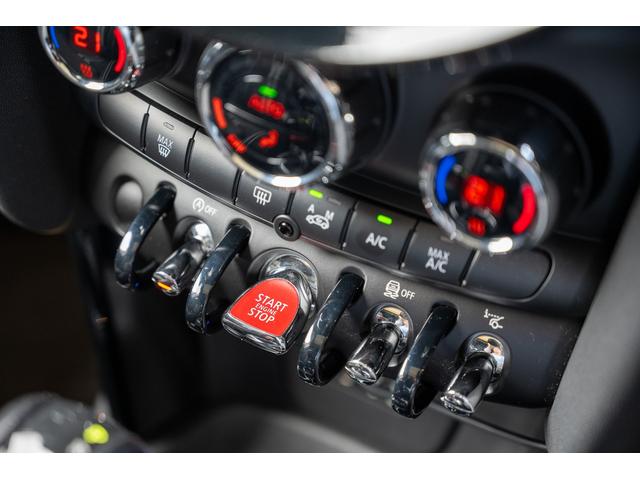 ＭＩＮＩ ジョンクーパーワークス　ジョンクーパーワークス　ミッドナイトブラック　全国対応６ヶ月保証　タッチディスプレイ　アムゼックスステアリング　純正ナビ　ドライビングモード　スマホチャージャー　ハーマンカードン　オリジナルホイール（46枚目）