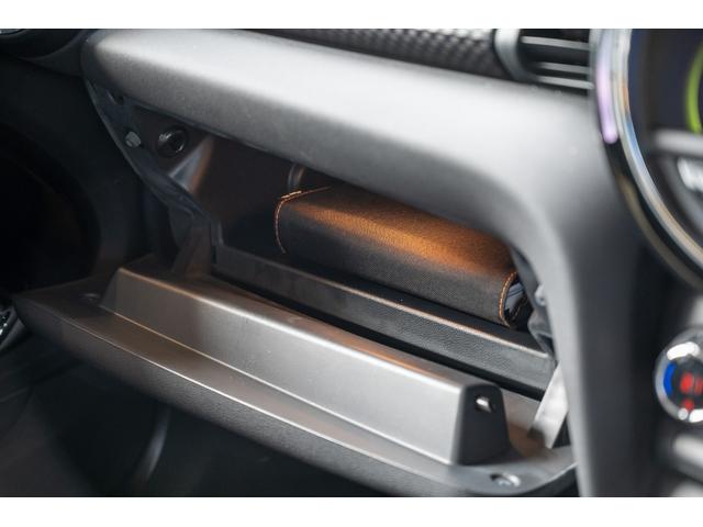 ＭＩＮＩ ジョンクーパーワークス　ジョンクーパーワークス　ミッドナイトブラック　全国対応６ヶ月保証　タッチディスプレイ　アムゼックスステアリング　純正ナビ　ドライビングモード　スマホチャージャー　ハーマンカードン　オリジナルホイール（59枚目）