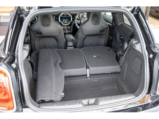 ＭＩＮＩ ジョンクーパーワークス　ジョンクーパーワークス　ミッドナイトブラック　全国対応６ヶ月保証　タッチディスプレイ　アムゼックスステアリング　純正ナビ　ドライビングモード　スマホチャージャー　ハーマンカードン　オリジナルホイール（67枚目）