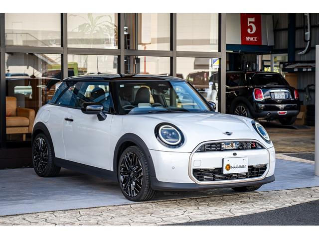 ＭＩＮＩ クーパーＳ　フェイバリット・トリム　Ｆ６６　クーパーＳ　ナノクホワイト　全国対応６ヶ月保証　３６０度ビュー　べスキンレザー　ワイヤレスチャージャー　純正ナビ　バックカメラ　ブラインドスポットモニター　前後パーキングセンサー（2枚目）