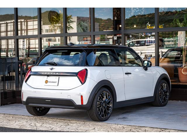 ＭＩＮＩ クーパーＳ　フェイバリット・トリム　Ｆ６６　クーパーＳ　ナノクホワイト　全国対応６ヶ月保証　３６０度ビュー　べスキンレザー　ワイヤレスチャージャー　純正ナビ　バックカメラ　ブラインドスポットモニター　前後パーキングセンサー（5枚目）