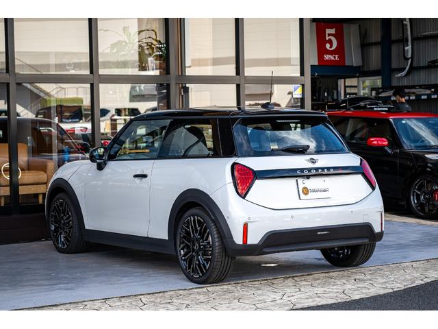ＭＩＮＩ クーパーＳ　フェイバリット・トリム　Ｆ６６　クーパーＳ　ナノクホワイト　全国対応６ヶ月保証　３６０度ビュー　べスキンレザー　ワイヤレスチャージャー　純正ナビ　バックカメラ　ブラインドスポットモニター　前後パーキングセンサー（7枚目）