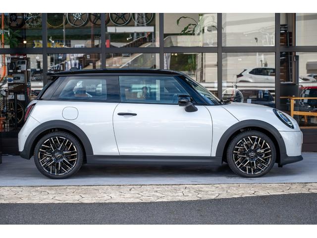 ＭＩＮＩ クーパーＳ　フェイバリット・トリム　Ｆ６６　クーパーＳ　ナノクホワイト　全国対応６ヶ月保証　３６０度ビュー　べスキンレザー　ワイヤレスチャージャー　純正ナビ　バックカメラ　ブラインドスポットモニター　前後パーキングセンサー（8枚目）