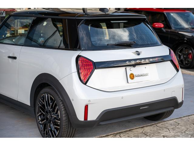 ＭＩＮＩ クーパーＳ　フェイバリット・トリム　Ｆ６６　クーパーＳ　ナノクホワイト　全国対応６ヶ月保証　３６０度ビュー　べスキンレザー　ワイヤレスチャージャー　純正ナビ　バックカメラ　ブラインドスポットモニター　前後パーキングセンサー（22枚目）