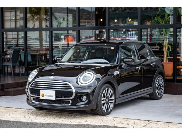 ＭＩＮＩ クーパー　ミッドナイトブラック　全国対応６ヶ月保証　純正ナビ　ユニオンジャックテール　ＬＥＤヘッドライト　純正アロイホイールレールスポーク　前後ＰＤＣ　インテリジェントセーフティー　オートライト（2枚目）