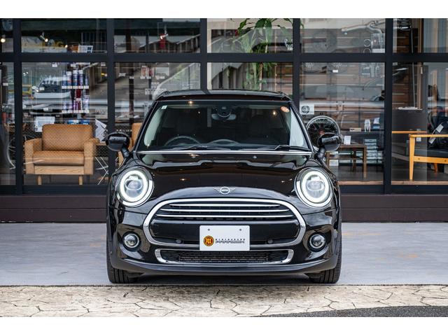 ＭＩＮＩ クーパー　ミッドナイトブラック　全国対応６ヶ月保証　純正ナビ　ユニオンジャックテール　ＬＥＤヘッドライト　純正アロイホイールレールスポーク　前後ＰＤＣ　インテリジェントセーフティー　オートライト（3枚目）