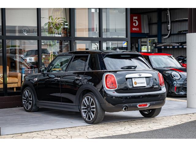 ＭＩＮＩ クーパー　ミッドナイトブラック　全国対応６ヶ月保証　純正ナビ　ユニオンジャックテール　ＬＥＤヘッドライト　純正アロイホイールレールスポーク　前後ＰＤＣ　インテリジェントセーフティー　オートライト（7枚目）