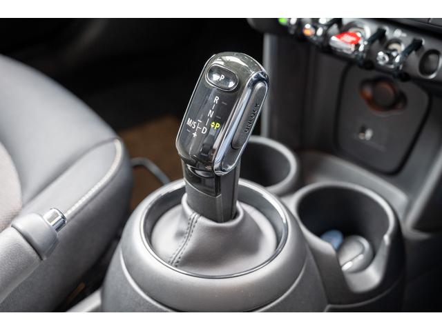 ＭＩＮＩ クーパー　ミッドナイトブラック　全国対応６ヶ月保証　純正ナビ　ユニオンジャックテール　ＬＥＤヘッドライト　純正アロイホイールレールスポーク　前後ＰＤＣ　インテリジェントセーフティー　オートライト（49枚目）