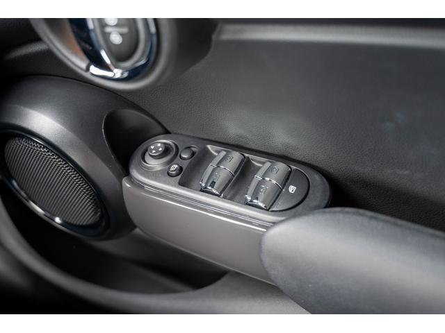 ＭＩＮＩ クーパー　ミッドナイトブラック　全国対応６ヶ月保証　純正ナビ　ユニオンジャックテール　ＬＥＤヘッドライト　純正アロイホイールレールスポーク　前後ＰＤＣ　インテリジェントセーフティー　オートライト（60枚目）