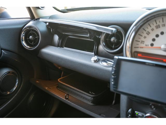 MINI クーパーS ペッパーホワイト ユーザー買取 デジタルインナーミラー 社外ナビ バックカメラ 追加オーディオ OZレーシングホイール サンルーフ ユニオンジャックテール オートライト 禁煙車(53枚目)