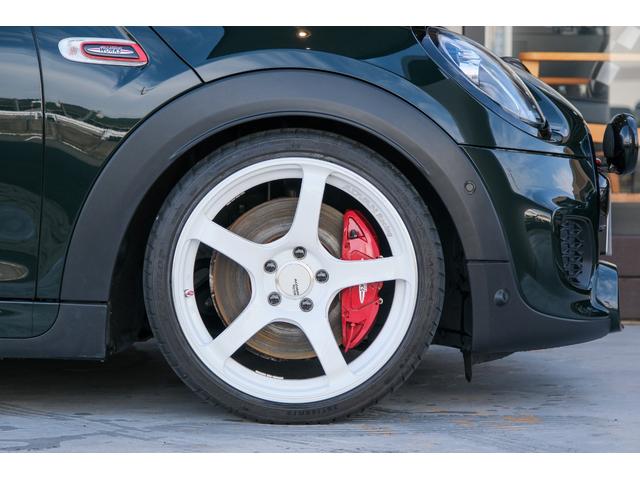 ＭＩＮＩ ジョンクーパーワークス　レベルグリーン　全国対応６ヶ月保証　サンルーフ　ＲＥＭＵＳマフラー　コンフォートアクセス　アクティブクルーズコントロール　インテリジェントセーフティ　バックカメラ　純正ナビ　デジタルインナーミラー（10枚目）