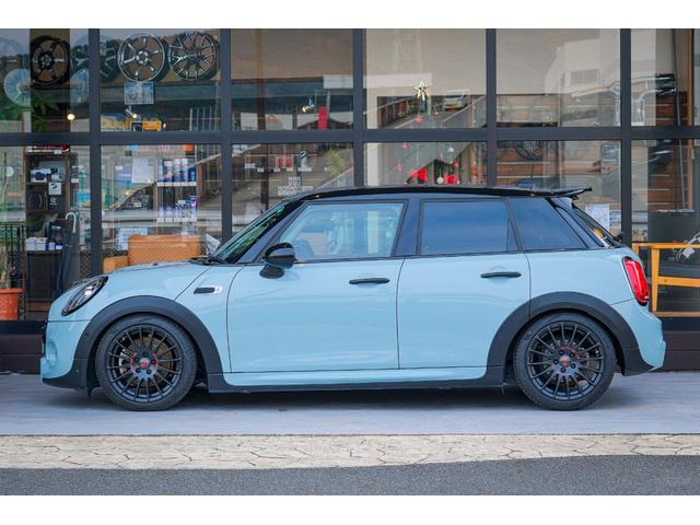 MINI アイスブルーブラックエディション アイスブルー 全国対応6ヶ月保証 6M/T タッチスクリーンナビ バックカメラ アクティブクルーズコントロール ドライビングモード インテリジェントセーフティ REMUSマフラー O.ZRacing(8枚目)