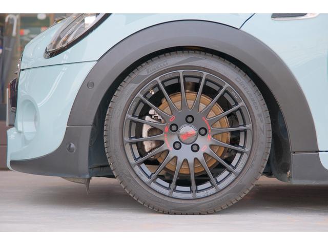 MINI アイスブルーブラックエディション アイスブルー 全国対応6ヶ月保証 6M/T タッチスクリーンナビ バックカメラ アクティブクルーズコントロール ドライビングモード インテリジェントセーフティ REMUSマフラー O.ZRacing(9枚目)