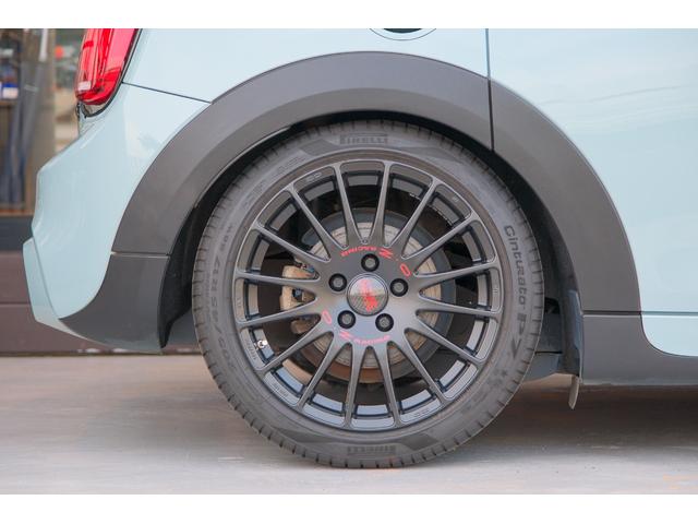 MINI アイスブルーブラックエディション アイスブルー 全国対応6ヶ月保証 6M/T タッチスクリーンナビ バックカメラ アクティブクルーズコントロール ドライビングモード インテリジェントセーフティ REMUSマフラー O.ZRacing(11枚目)