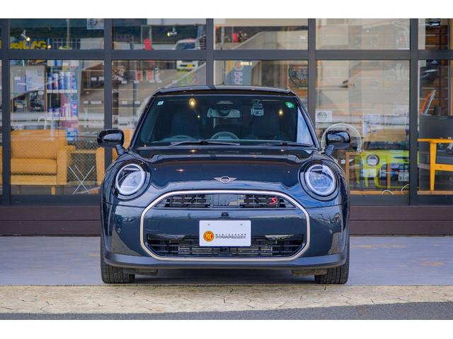 ＭＩＮＩ クーパーＳ　フェイバリット・トリム　レジェンドグレー　全国対応６ヶ月保証　３６０度ビュー　べスキンレザー　ワイヤレスチャージャー　純正ナビ　バックカメラ　ブラインドスポットモニター　前後パーキングセンサー　ドライブレコーダー（2枚目）