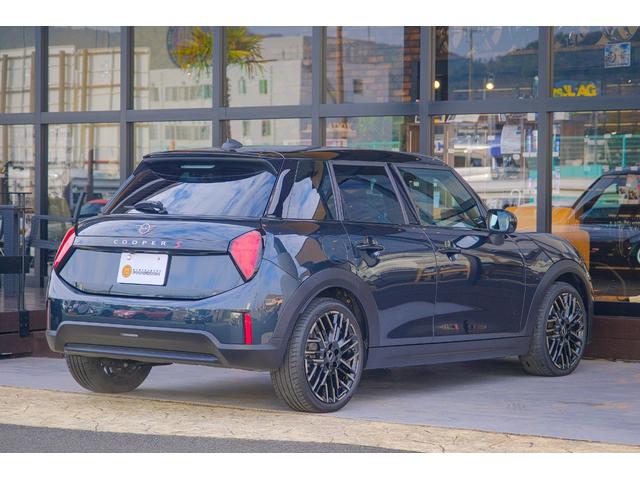 ＭＩＮＩ クーパーＳ　フェイバリット・トリム　レジェンドグレー　全国対応６ヶ月保証　３６０度ビュー　べスキンレザー　ワイヤレスチャージャー　純正ナビ　バックカメラ　ブラインドスポットモニター　前後パーキングセンサー　ドライブレコーダー（4枚目）