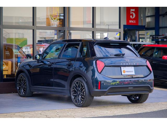 ＭＩＮＩ クーパーＳ　フェイバリット・トリム　レジェンドグレー　全国対応６ヶ月保証　３６０度ビュー　べスキンレザー　ワイヤレスチャージャー　純正ナビ　バックカメラ　ブラインドスポットモニター　前後パーキングセンサー　ドライブレコーダー（6枚目）