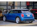 ＭＩＮＩ クーパー　エッセンシャル・トリム　アイランドブルー　全国対応６ヶ月保証　地デジチューナー　バックカメラ　オートクルーズコントロール　ドライビングモード　インテリジェントセーフティ　ＡＤＶＡＮ　Ｒａｃｉｎｇ　ＪＣＷキャリパー（6枚目）
