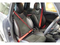 シートベルトは赤色で、アクセントカラーとしてレーシーさを強調した内装です。 6