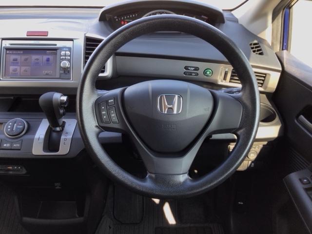 フリード Ｇジャストセレクション　ＨＩＤ・ワンセグ・メモリナビ・ＤＶＤ・バックカメラ・両側電動ドア・ＥＴＣ　両側Ｐスライドドア　Ｂモニター　スマトキー　助手席エアバッグ　ＡＵＴＯエアコン　１セグ　パワステ　ナビＴＶ　イモビ　ＰＷ（17枚目）