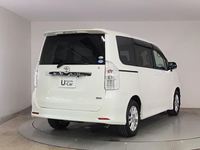ノア Ｓｉ　ＨＩＤ・フルセグ・メモリナビ・バックカメラ・純正ＡＷ・シートヒーター・ＥＴＣ　キーフリー　Ｗエアバッグ　地デジ　ダブルエアコン　ＰＷ　フルオートエアコン　ＤＶＤ再生機能　ナビＴＶ　パワーステアリング（4枚目）
