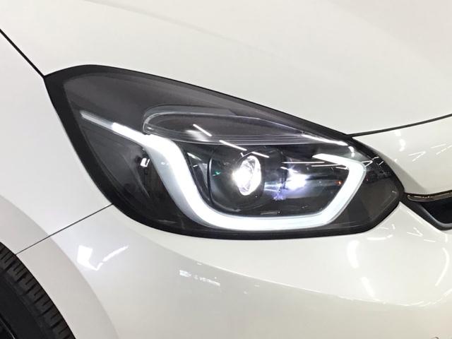 フィット ｅ：ＨＥＶホームブラックスタイル　デモカーＵＰ・ＬＥＤ・フルセグ・メモリナビ・純正ＡＷ・ホンダＣＯＮＮＥＣＴ　Ｂカメラ　ＬＥＤライト　クリアランスソナー　サイドＳＲＳ　オートクルーズコントロール　フルオートエアコン　ＶＳＡ　衝突軽減（3枚目）